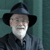 Mort de Terry Pratchett : l'auteur de la saga culte du Disque-Monde est décédé