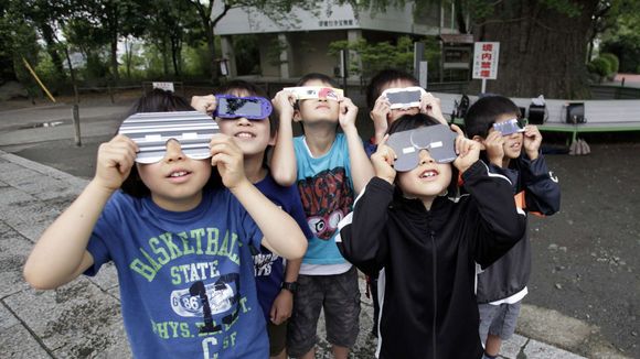 Éclipse du 20 mars : le phénomène est-il dangereux pour les enfants ?