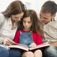 Aider les enfants à faire leurs devoirs ? Pas une si bonne idée