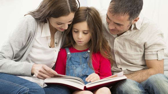 Aider les enfants à faire leurs devoirs ? Pas une si bonne idée