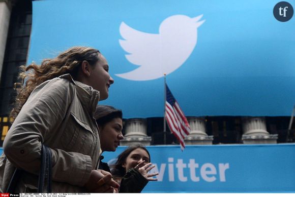 Des passantes devant le logo Twitter de la bourse de New York.