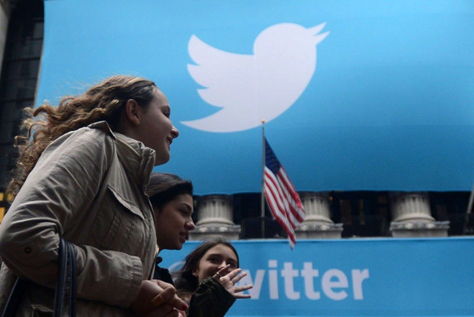 Des passantes devant le logo Twitter de la bourse de New York.
