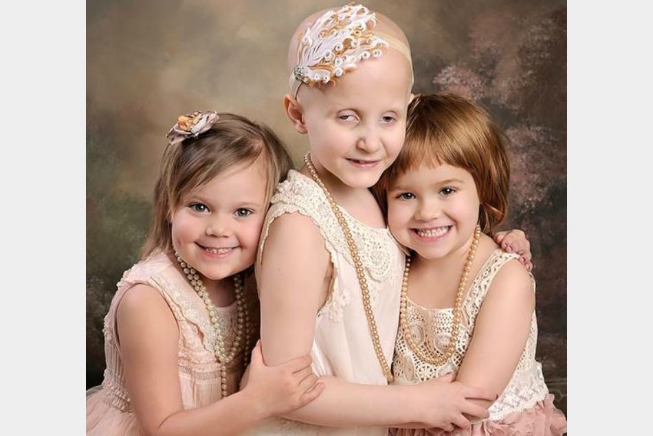 Rheann, Ainsley et Rylie posent après avoir vaincu le cancer