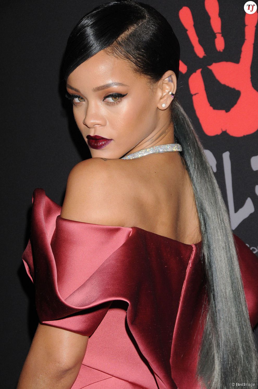 Fin 2014, Rihanna avait opté pour des rajouts argentés à l&#039;occasion de son Diamond Ball.