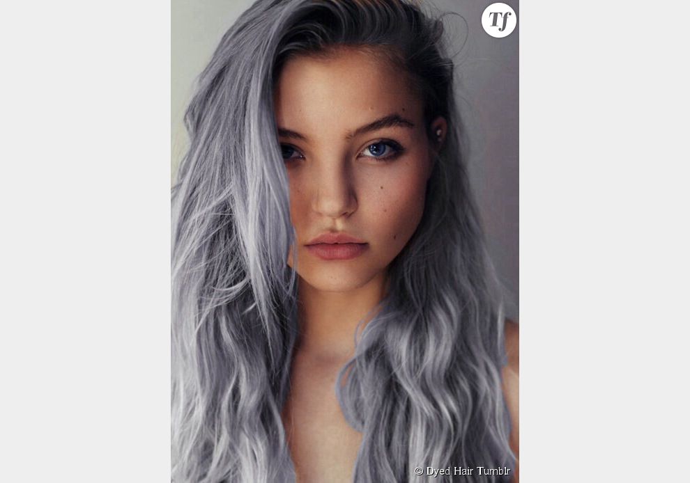 Des cheveux gris avec une nuance bleutée.