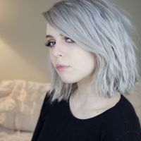 Le granny hair : la tendance cheveux qui donne envie de se teindre en gris