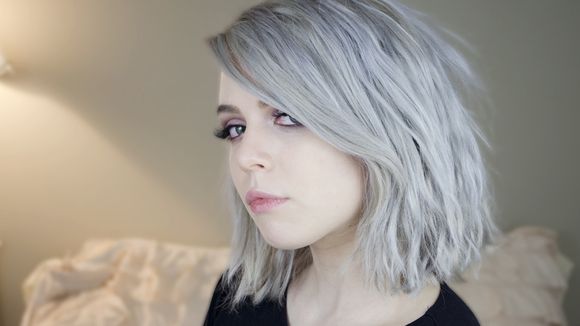 Le granny hair : la tendance cheveux qui donne envie de se teindre en gris