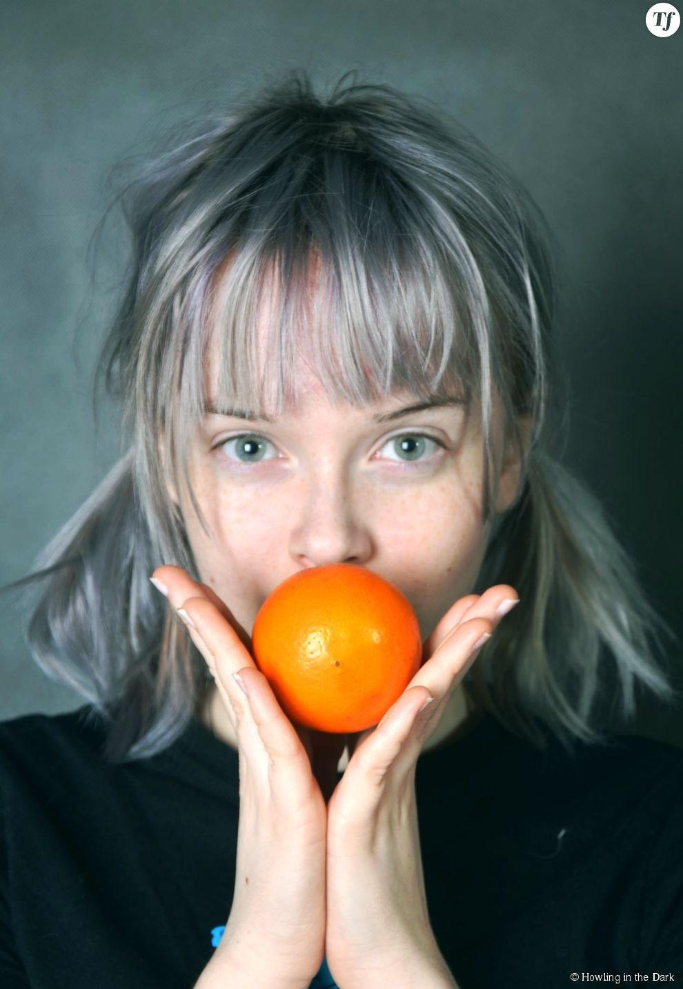 Les cheveux gris avec des nuances acier.