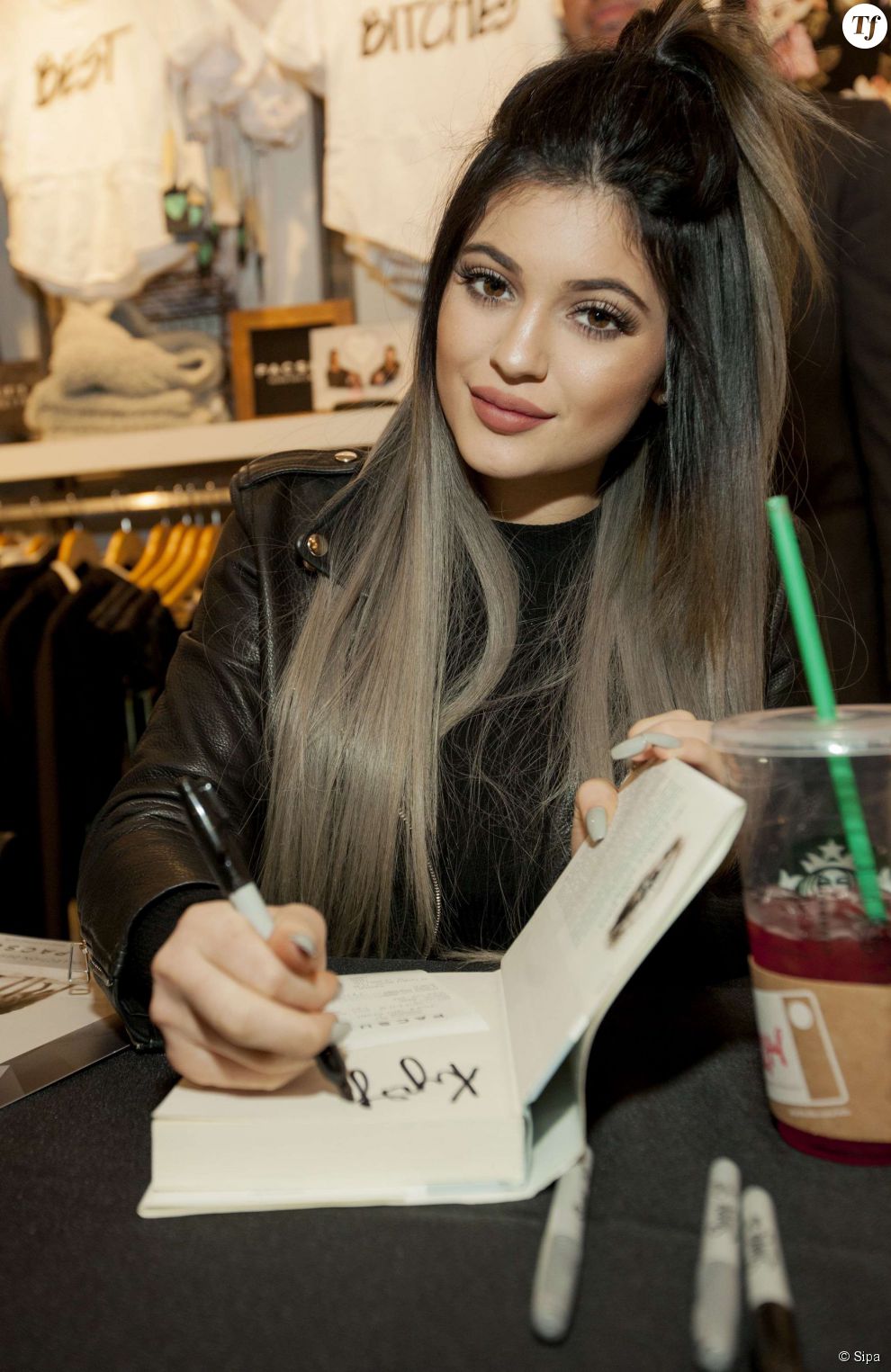Kylie Jenner a popularisé la tendance granny hair grâce à des extensions de la marque Bellami Hair dont elle est aussi l&#039;égérie.