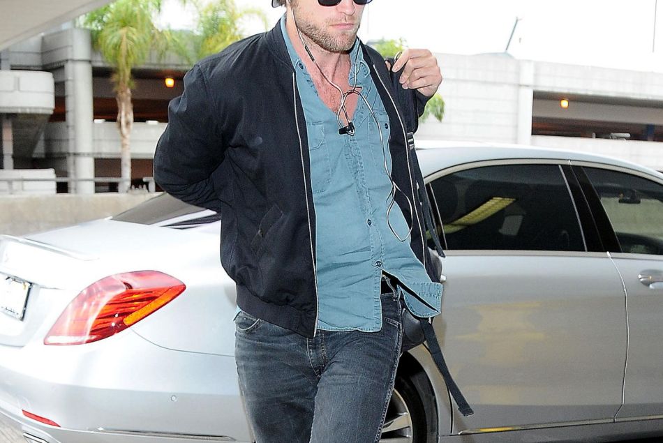Robert Pattinson arrive à l'aéroport LAX de Los Angeles pour prendre un avion pour Toronto. 