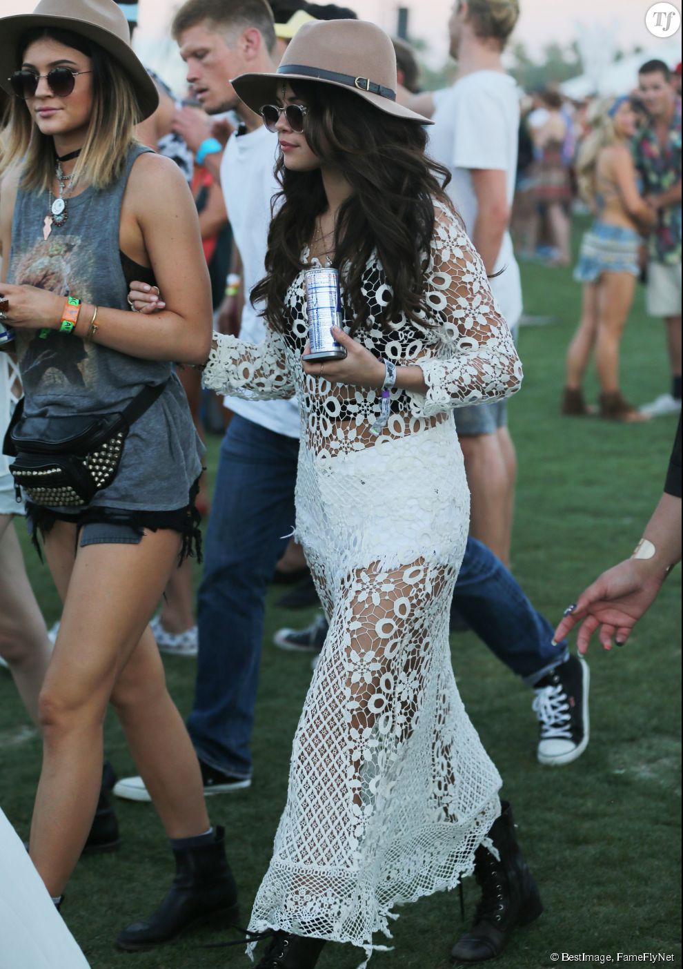 Selena Gomez, en flagrant délit de fashion faux-pas avec sa robe macramé, au festival de Coachella 2014