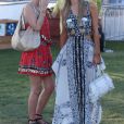 Preuve que la couronne de fleurs est définitivement ringarde : Paris Hilton l'a adoptée à Coachella en 2014.