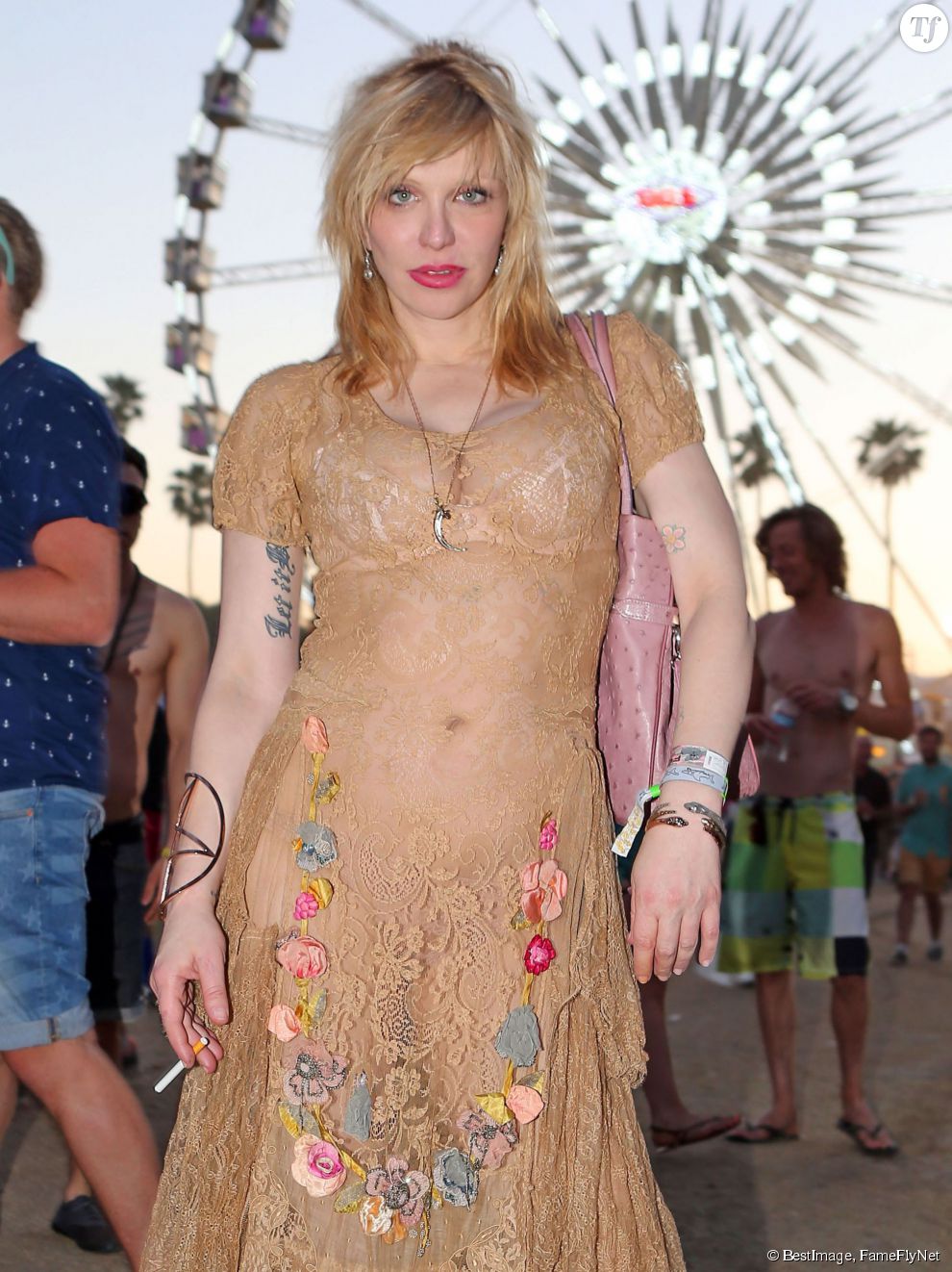 Courtney Love qui, on l&#039;espère, porte une culotte (à Coachella en 2014).