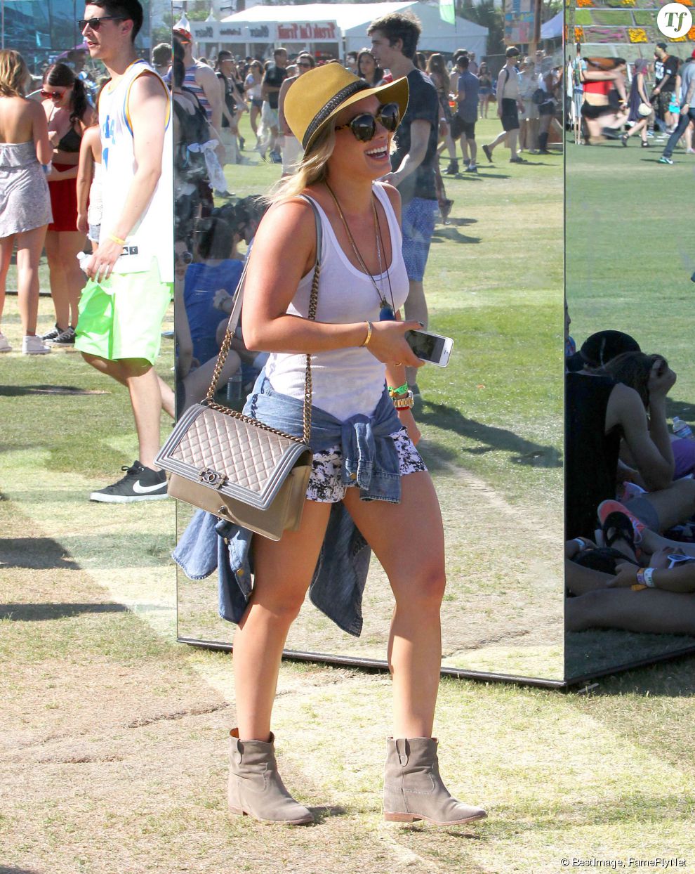 Hilary Duff, jamais sans son sac Chanel (à Coachella en 2014).