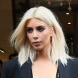 Naturellement brune, Kim Kardashian a radicalement changé de tête en misant sur un blond platine.