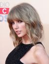 Taylor Swift affiche un blond naturel mis en lumière par un balayage discret.