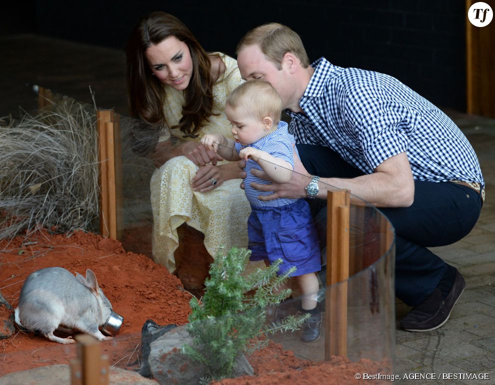 Le prince George entouré de ses deux parents en Australie.