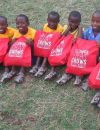 Ces enfants au Rwanda ont chacun reçu une paire des fameuses chaussures.