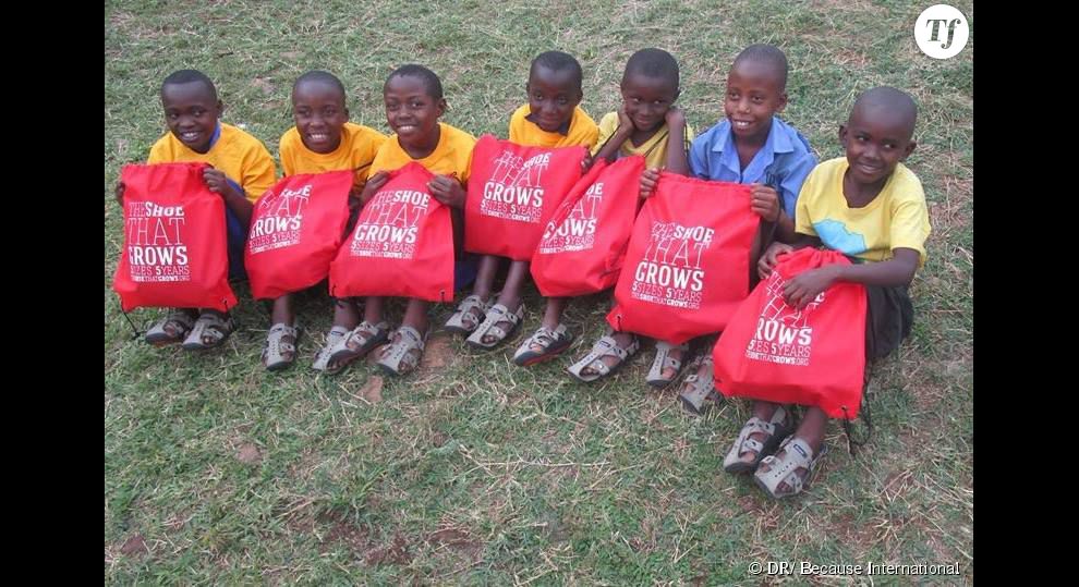 Ces enfants au Rwanda ont chacun reçu une paire des fameuses chaussures.