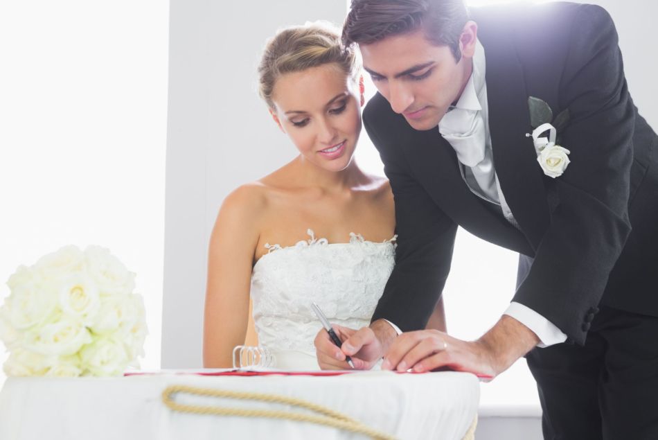 Couple de mariés signant leur contrat
