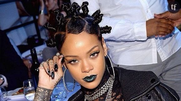 La chanteuse Rihanna a expérimenté la technique des Bantu Knots