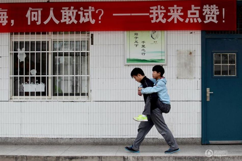 Xie Xu portant Zhang Chi sur son dos pour aller à l'école