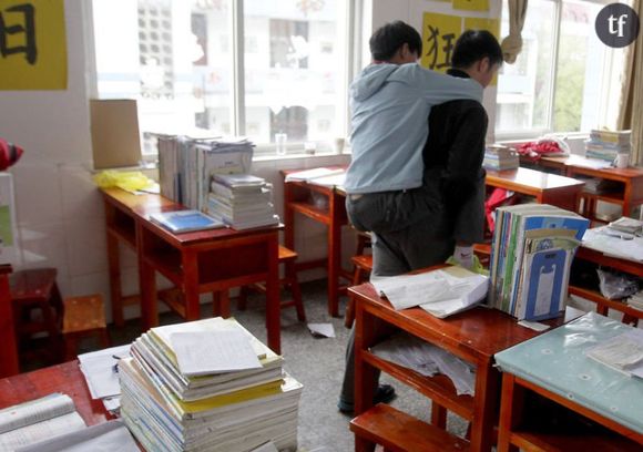 Les deux étudiants pénétrant dans la classe