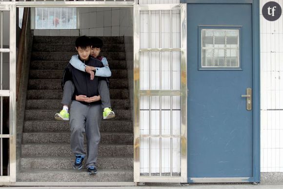 Xie Xu va chercher son camarade chez lui chaque jour puis redescend les escaliers avec son ami sur le dos