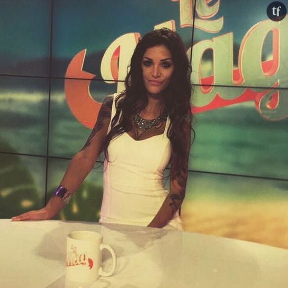 Julia, candidate des Anges 7, sur le plateau du Mag de NRJ 12