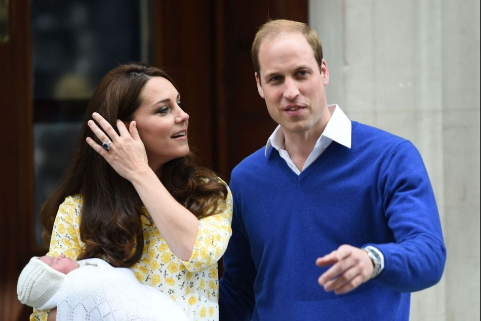 Kate Middleton, le Prince William et leur fille à la sortie de la maternité ce samedi 2 mai