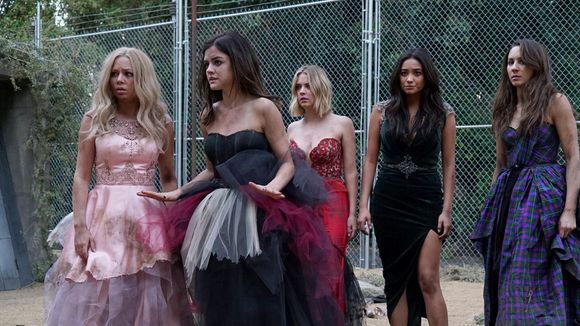 Pretty Little Liars saison 6 : une scène très hot au rendez-vous ?