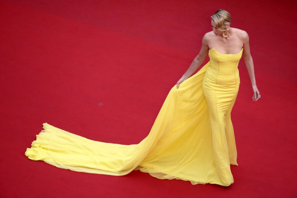 Charlize Theron sur le tapis rouge du Festival de Cannes 2015 à la première de Mad Max le 14 mai 2015