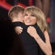 Taylor Swift dans les bras de son petit ami, le dj Calvin Harris