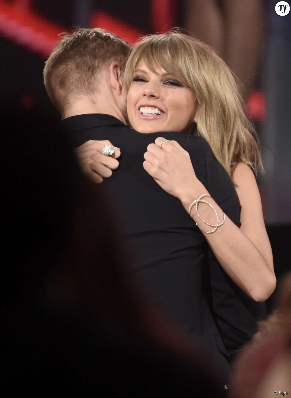 Taylor Swift dans les bras de son petit ami, le dj Calvin Harris