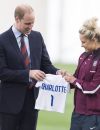 Le Prince William rend visite à l'équipe de football féminin.