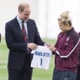 Le Prince William rend visite à l'équipe de football féminin.
