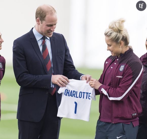 Le Prince William rend visite à l'équipe de football féminin.