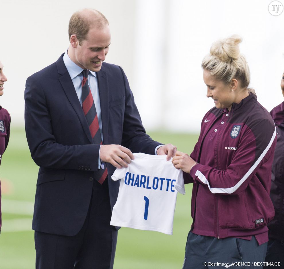Le Prince William rend visite à l&#039;équipe de football féminin.