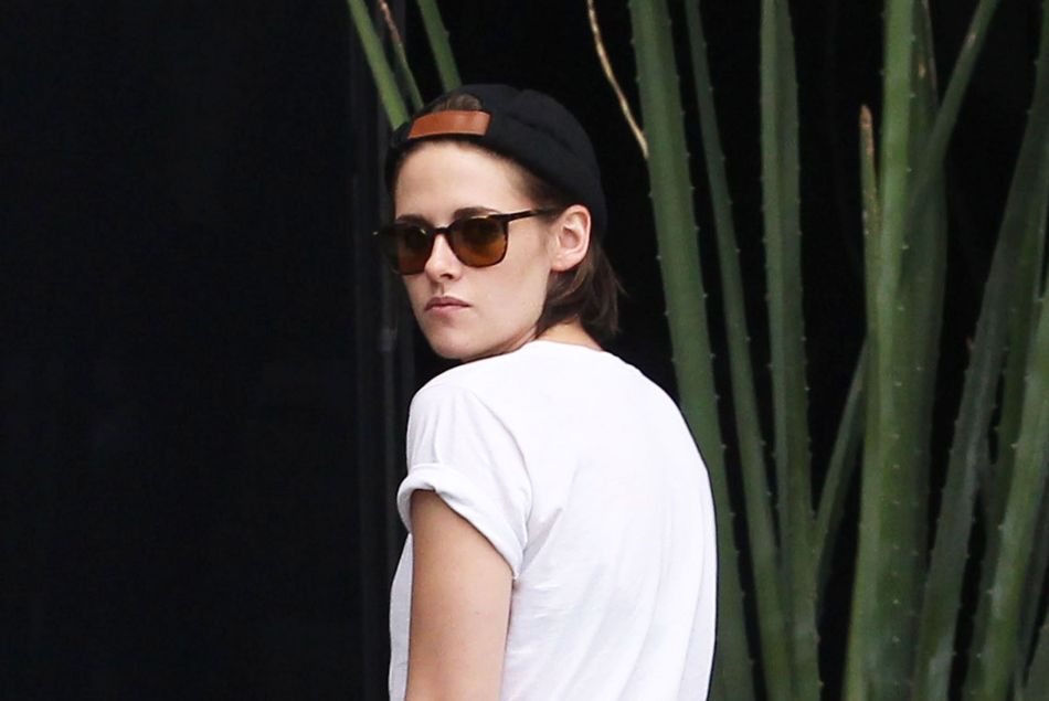 Kristen Stewart fume une cigarette en compagnie d'un ami à Los Angeles le 7 mai 2015 