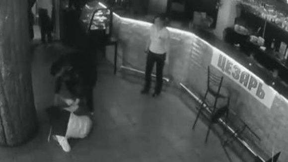 Une main aux fesses ? Cette serveuse fout la pâtée à son harceleur