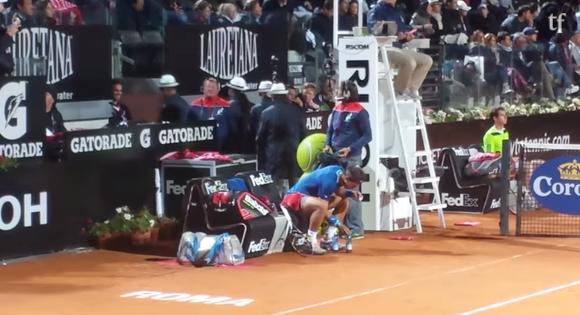 Rafael Nadal tient à ce que ses bouteilles d'eau soient PARFAITEMENT alignées au bord du terrain.