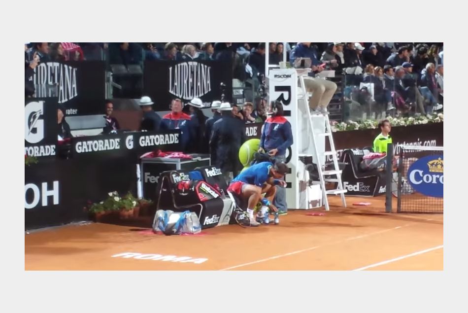 Rafael Nadal tient à ce que ses bouteilles d'eau soient PARFAITEMENT alignées au bord du terrain.