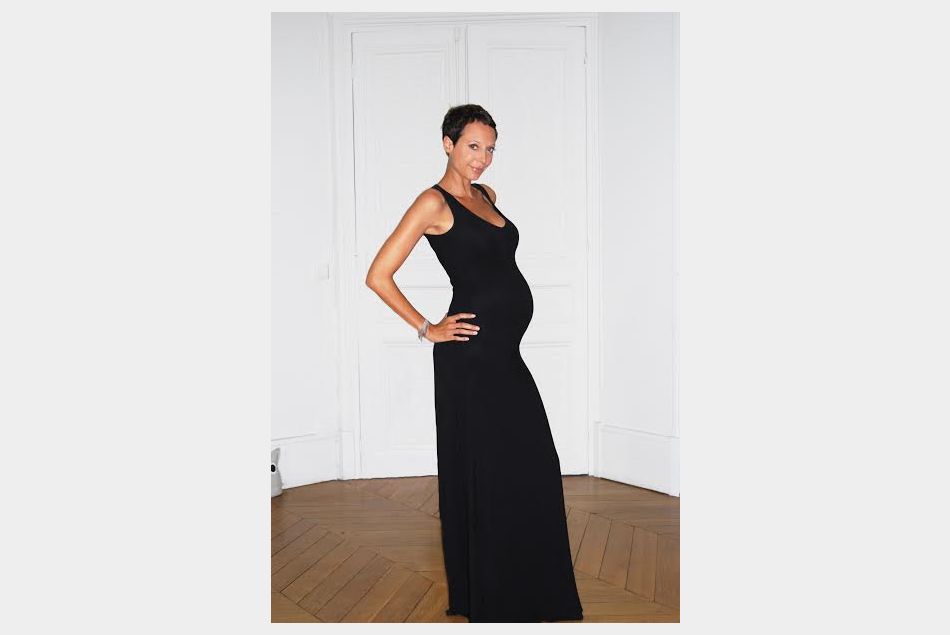 Sidonie Dumoulin posant enceinte dans une robe de sa marque de vêtements "De moi en mois"
