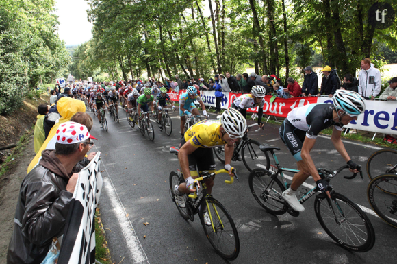 Le peloton, en 2011, droit dans le Mûr.