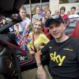Michelle Cound et Chris Froome quittent leur hôtel parisien en Jaguar F1