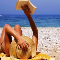 10 étapes insupportables par lesquelles on passe quand on tente de lire à la plage