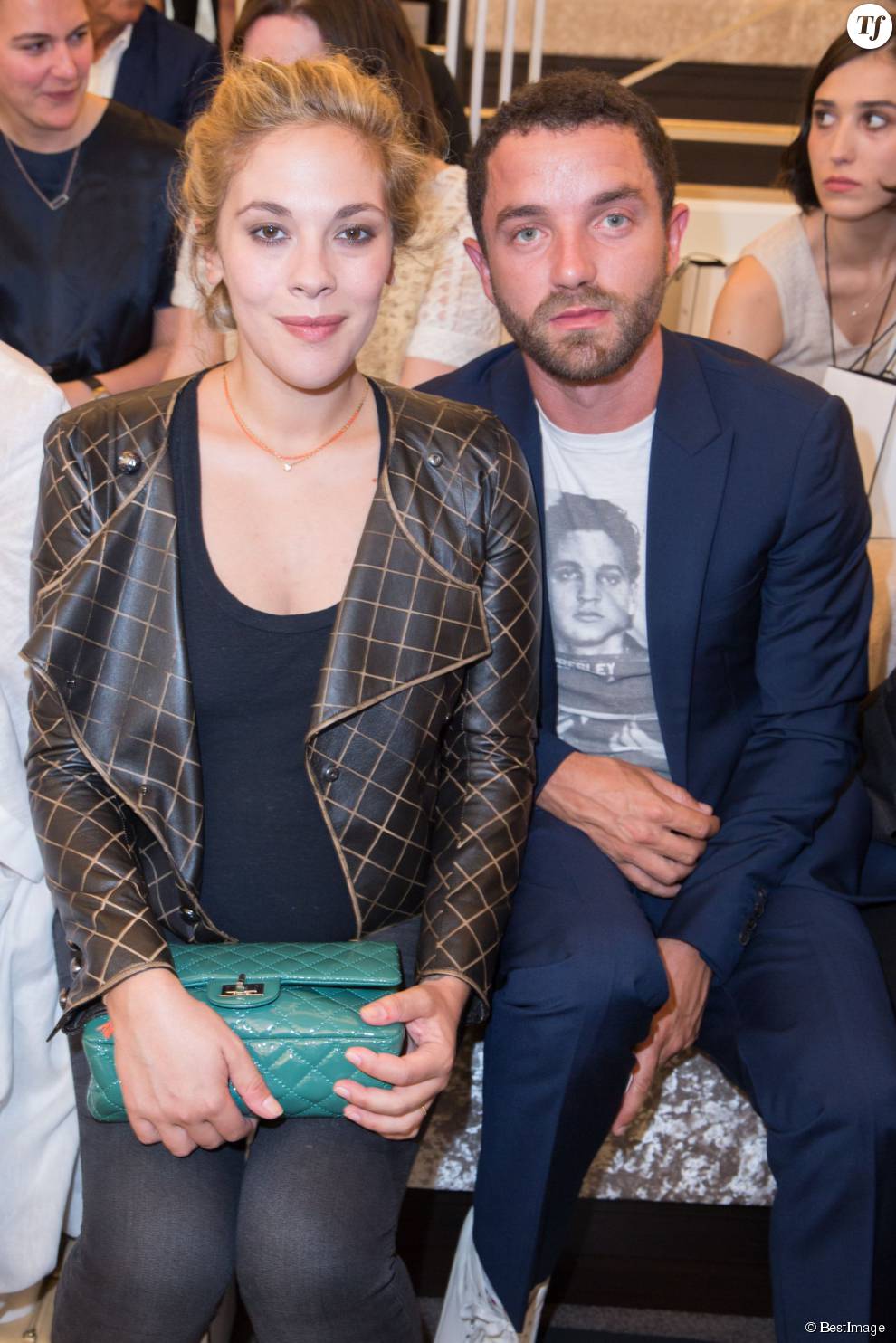 Alysson Paradis, enceinte, et son compagnon Guillaume Gouix assis au défilé Chanel de juillet 2015