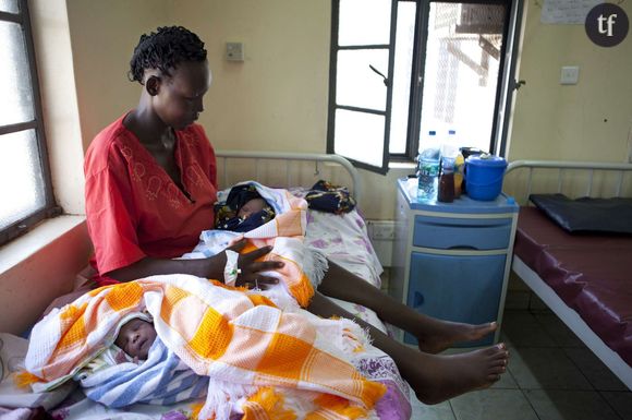 Une femme sud-soudanaise et ses deux jumeaux nouveaux-nés à l'hôpital de Juba.