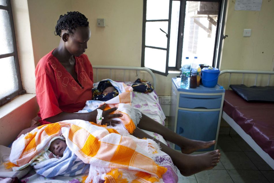 Une femme sud-soudanaise et ses deux jumeaux nouveaux-nés à l'hôpital de Juba.