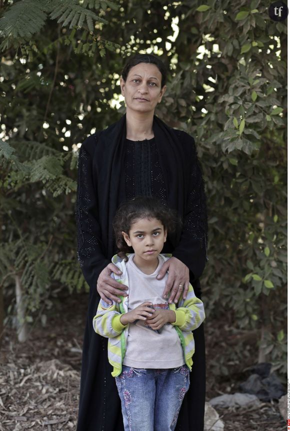 Hamdeya Nazmy, victime de MGF dans son enfance, pose avec sa fille de cinq ans Demyana en Egypte.